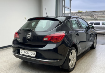 Подержанный автомобиль Opel Astra Wagon 2012 года (4 фото)