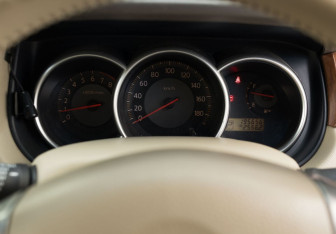 Подержанный автомобиль Nissan Tiida Hatchback 2005 года (12 фото)