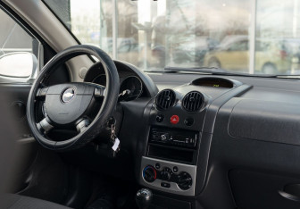 Подержанный автомобиль Chevrolet Aveo Hatchback 2006 года (10 фото)