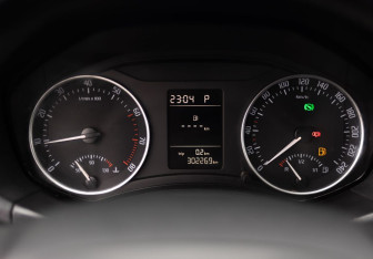 Подержанный автомобиль Skoda Octavia Liftback 2011 года (12 фото)