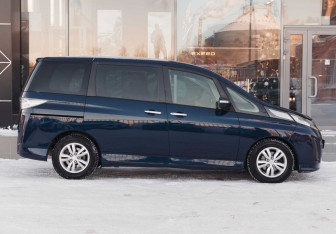 Подержанный автомобиль Mazda Biante 2009 года (4 фото)