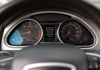 Подержанный автомобиль Audi Q7 2014 года (13 фото)