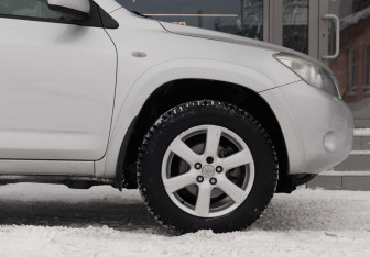 Подержанный автомобиль Toyota RAV4 2008 года (9 фото)