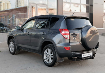 Подержанный автомобиль Toyota RAV4 2012 года (7 фото)