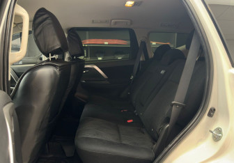 Подержанный автомобиль Mitsubishi Pajero Sport 2022 года (10 фото)