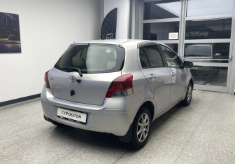 Подержанный автомобиль Toyota Vitz 2010 года (5 фото)