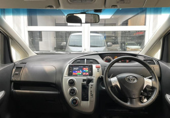 Подержанный автомобиль Toyota Ractis 2009 года (12 фото)