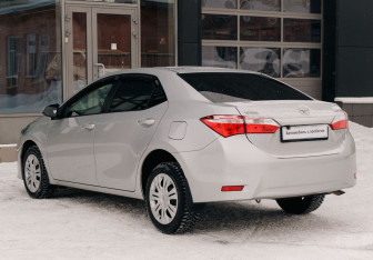 Подержанный автомобиль Toyota Corolla Sedan 2014 года (7 фото)