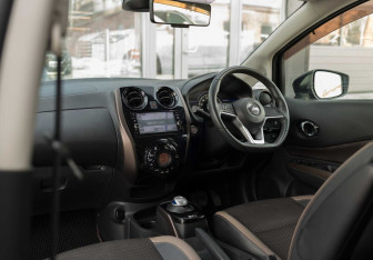 Подержанный автомобиль Nissan Note 2017 года (10 фото)