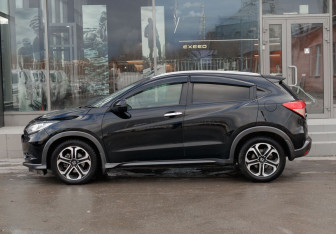 Подержанный автомобиль Honda Vezel 2014 года (8 фото)