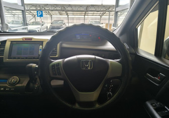 Подержанный автомобиль Honda Freed 2014 года (9 фото)