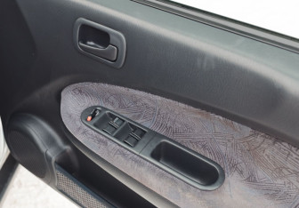 Подержанный автомобиль Honda HR-V 2000 года (16 фото)