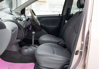 Подержанный автомобиль Toyota Vitz 1999 года (18 фото)