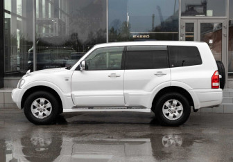 Подержанный автомобиль Mitsubishi Pajero 2003 года (8 фото)