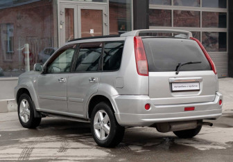 Подержанный автомобиль Nissan X-Trail 2005 года (7 фото)