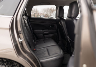 Подержанный автомобиль Mitsubishi ASX 2011 года (19 фото)