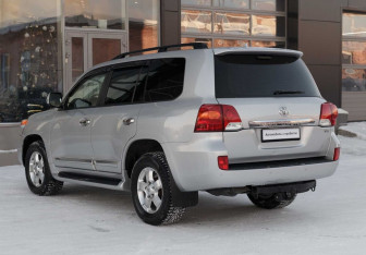 Подержанный автомобиль Toyota Land Cruiser Suv 2013 года (7 фото)