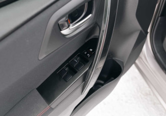 Подержанный автомобиль Toyota Auris Hatchback 2013 года (18 фото)