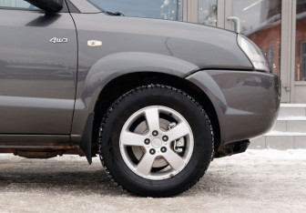 Подержанный автомобиль Hyundai Tucson 2008 года (9 фото)