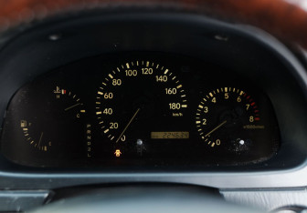 Подержанный автомобиль Toyota Harrier 2002 года (12 фото)