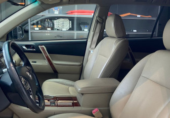 Подержанный автомобиль Toyota Highlander 2011 года (12 фото)