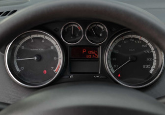 Подержанный автомобиль Peugeot 308 Hatchback 2011 года (12 фото)