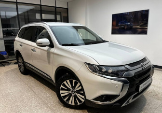 Подержанный автомобиль Mitsubishi Outlander 2021 года (4 фото)