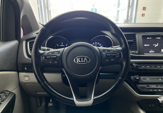 Подержанный автомобиль Kia Carnival 2018 года (11 фото)