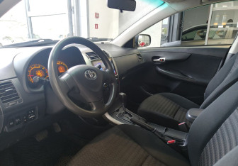 Подержанный автомобиль Toyota Corolla Sedan 2010 года (7 фото)