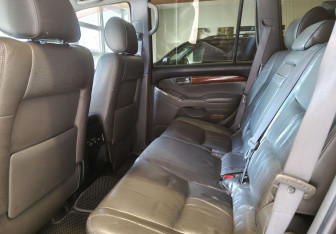 Подержанный автомобиль Toyota Land Cruiser Prado 2005 года (12 фото)