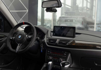 Подержанный автомобиль BMW X1 2011 года (10 фото)