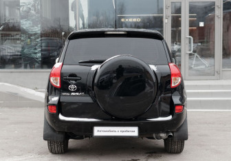 Подержанный автомобиль Toyota RAV4 2008 года (6 фото)