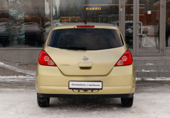 Подержанный автомобиль Nissan Tiida Hatchback 2005 года (6 фото)