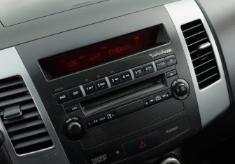 Подержанный автомобиль Mitsubishi Outlander 2008 года (14 фото)