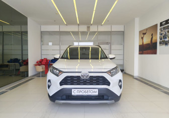 Подержанный автомобиль Toyota RAV4 2020 года (2 фото)
