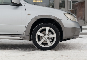 Подержанный автомобиль Mitsubishi Outlander 2004 года (9 фото)