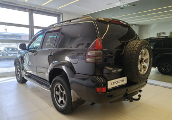 Подержанный автомобиль Toyota Land Cruiser Prado 2005 года (6 фото)