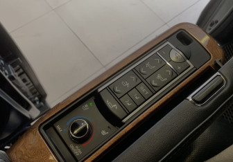 Подержанный автомобиль Toyota Alphard 2017 года (8 фото)