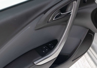 Подержанный автомобиль Opel Astra Hatchback 2014 года (17 фото)