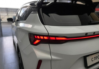 Подержанный автомобиль Geely Coolray 2023 года (10 фото)