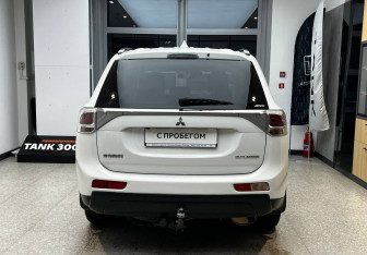 Подержанный автомобиль Mitsubishi Outlander 2013 года (7 фото)