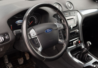 Подержанный автомобиль Ford Mondeo Liftback 2012 года (11 фото)