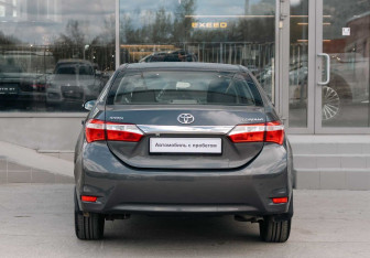 Подержанный автомобиль Toyota Corolla Sedan 2013 года (6 фото)