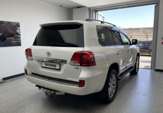 Подержанный автомобиль Toyota Land Cruiser Suv 2012 года (4 фото)