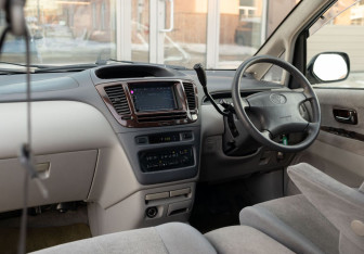 Подержанный автомобиль Toyota Nadia 1999 года (10 фото)