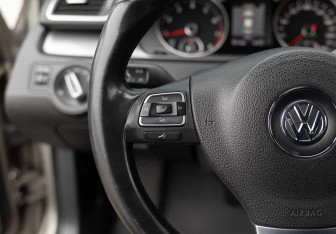 Подержанный автомобиль Volkswagen Passat Sedan 2012 года (12 фото)