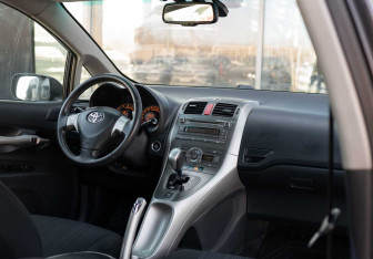Подержанный автомобиль Toyota Auris Hatchback 2009 года (10 фото)