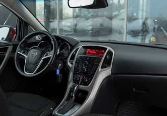 Подержанный автомобиль Opel Astra Hatchback 2011 года (10 фото)