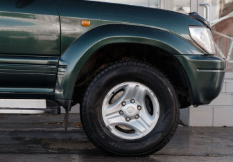 Подержанный автомобиль Toyota Land Cruiser Prado 2000 года (8 фото)