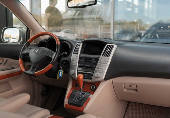 Подержанный автомобиль Lexus RX 2007 года (10 фото)